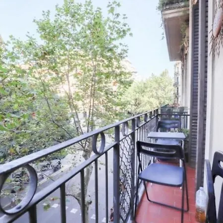 Daire Spacious Aptmt Close To Pl Universidad And Pl Catalunya, 2,5 Bedrooms, Balcony, Heating, Elevator Min 31 Nights