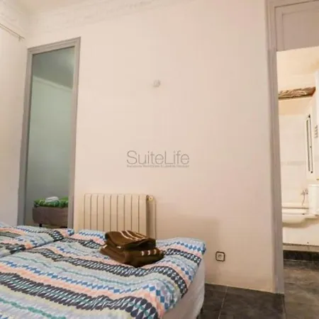 Daire Spacious Aptmt Close To Pl Universidad And Pl Catalunya, 2,5 Bedrooms, Balcony, Heating, Elevator Min 31 Nights