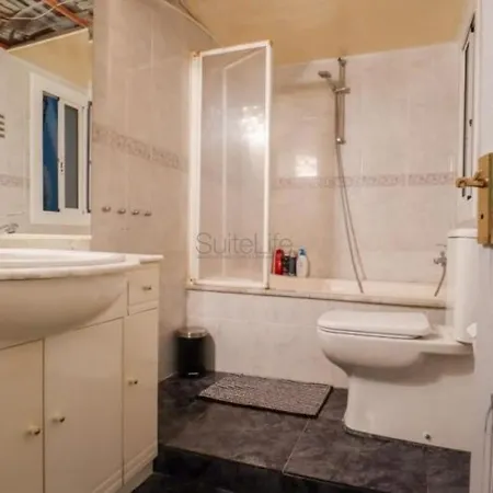 Spacious Aptmt Close To Pl Universidad And Pl Catalunya, 2,5 Bedrooms, Balcony, Heating, Elevator Min 31 Nights Daire
