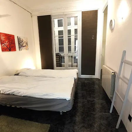 Spacious Aptmt Close To Pl Universidad And Pl Catalunya, 2,5 Bedrooms, Balcony, Heating, Elevator Min 31 Nights