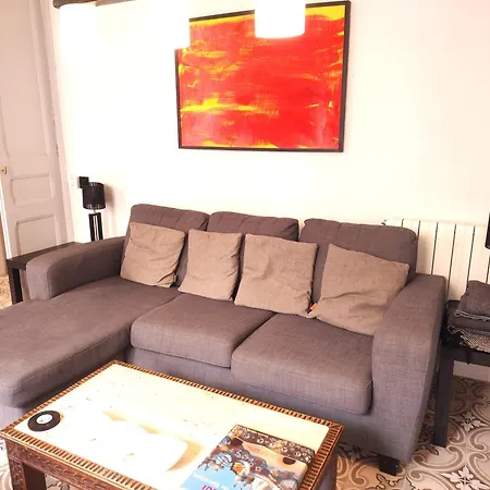 Spacious Aptmt Close To Pl Universidad And Pl Catalunya, 2,5 Bedrooms, Balcony, Heating, Elevator Min 31 Nights Barcelona