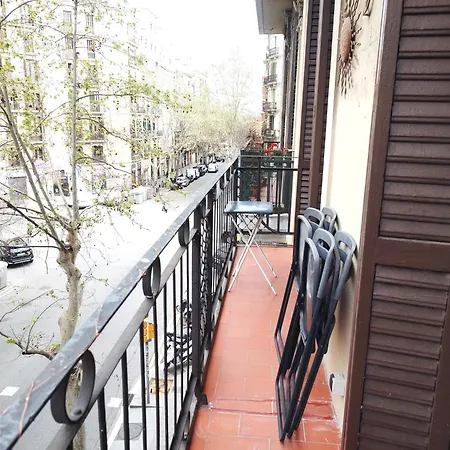 Apartmán Spacious Aptmt Close To Pl Universidad And Pl Catalunya, 2,5 Bedrooms, Balcony, Heating, Elevator Min 31 Nights